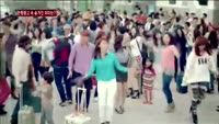 춤바람에 빠진 은행 광고, 숨겨진 의미는?